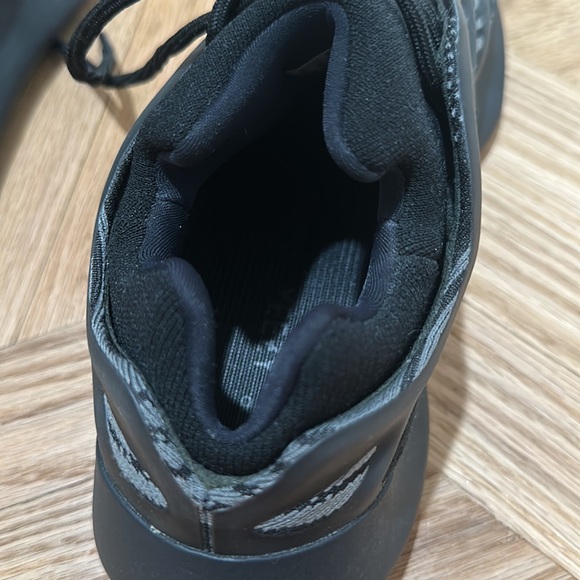AUTHENTIC MENS YEEZYS BLACK SNEAKERS SIZE 9.5 - Picture 5 of 6